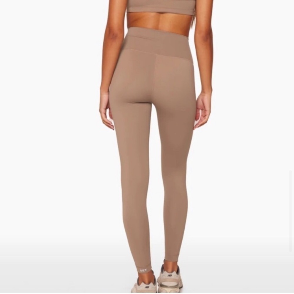 Set Active leggings in color nude.